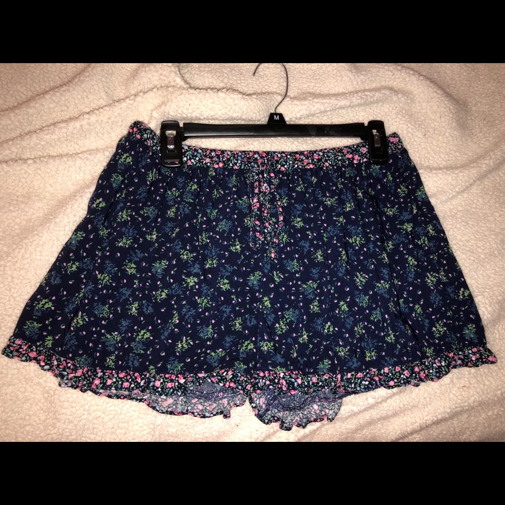 Cute navy flowy shorts!